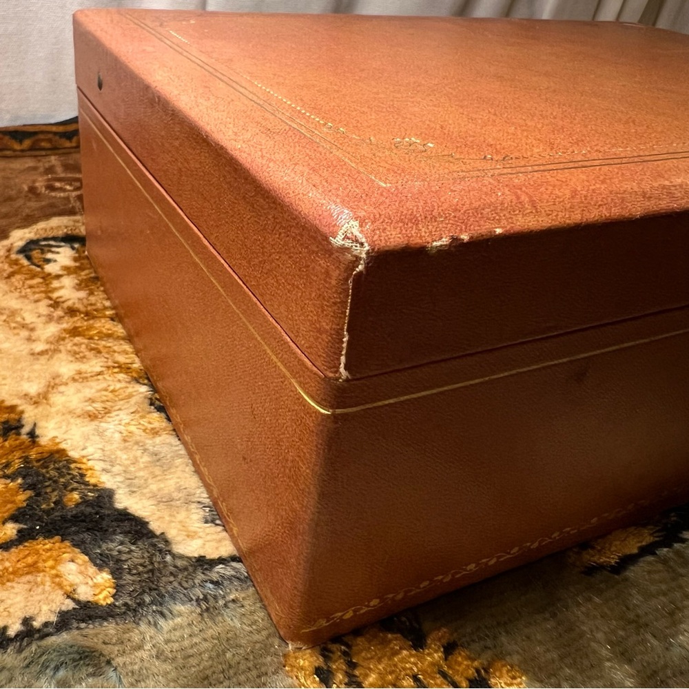 Elegant Vintage Brown Faux Leather Jewelry Box & Green Velvet Lining - Picture 10 of 16